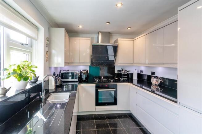 4 bed Bungalow for sale Image 8