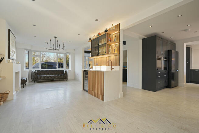5 bed Detached for sale Image 11