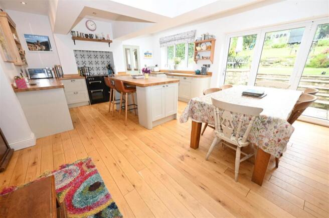 3 bed Semi-Detached for sale Image 6