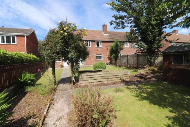 LARGE GARDEN TO REAR
