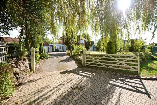 Entrance/Driveway