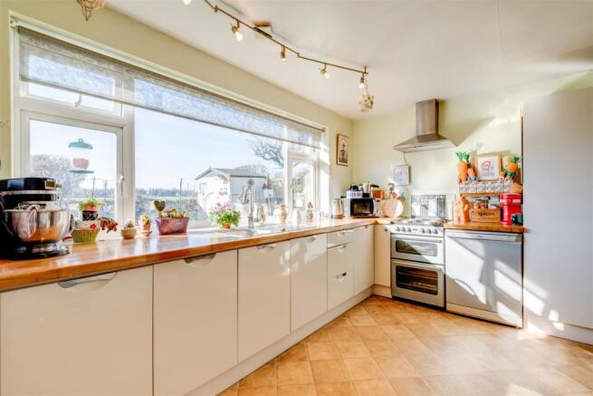 Kitchen V2.jpg