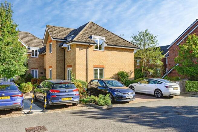 2-bed flat on Sheepcot Lane, Watford, £295,000