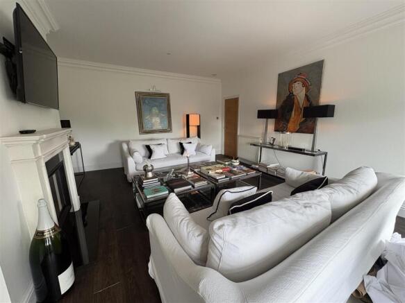 2 bed Apartment to rent Image 5