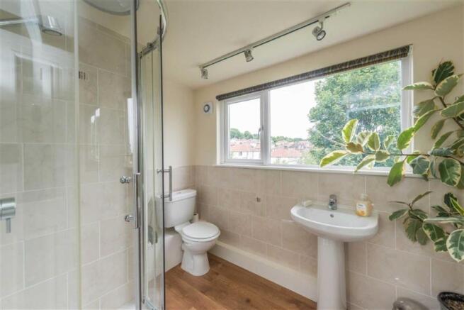 EN-SUITE SHOWER ROOM