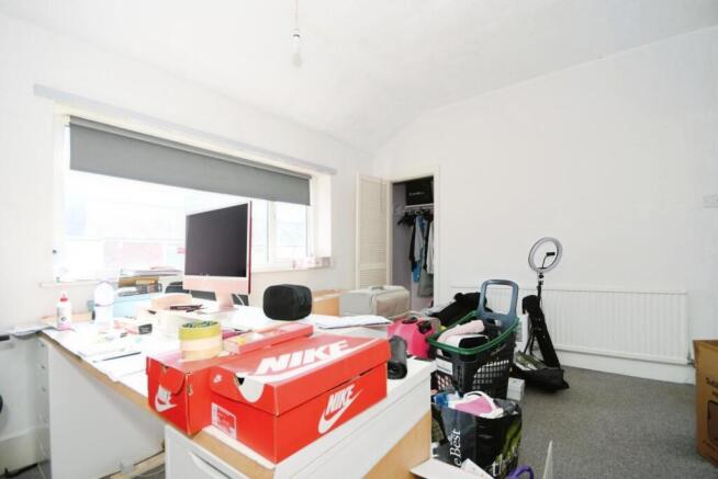 BEDROOM 1 02.jpg
