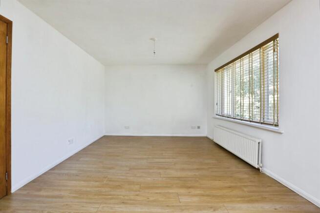 2 bed Ground Flat for sale Image 5
