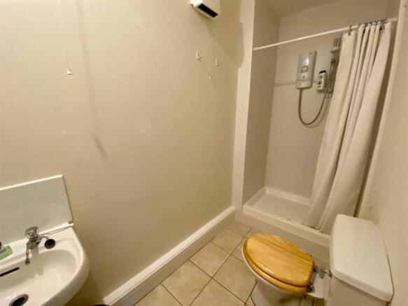 Shower room 1.jpg