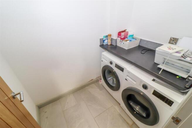 4 bed Semi-Detached to rent Image 5
