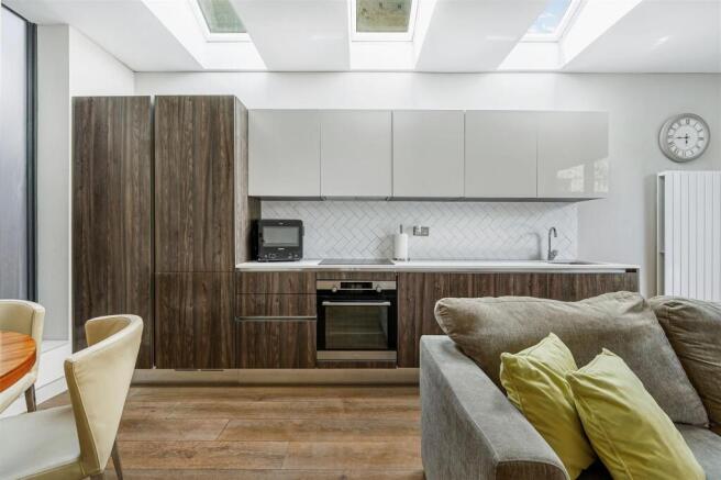 Flat 1, 35 Leythe Road-6.jpg
