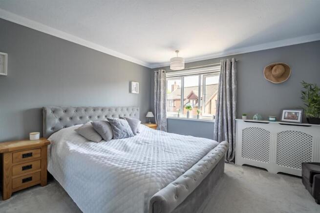 4 bed Detached for sale Image 12