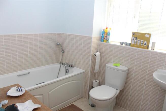 En suite to second bedroom