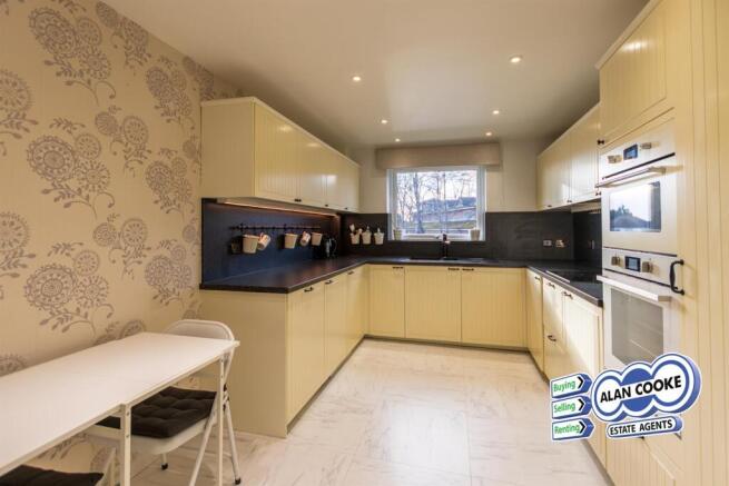 SPACIOUS BREAKFAST KITCHEN