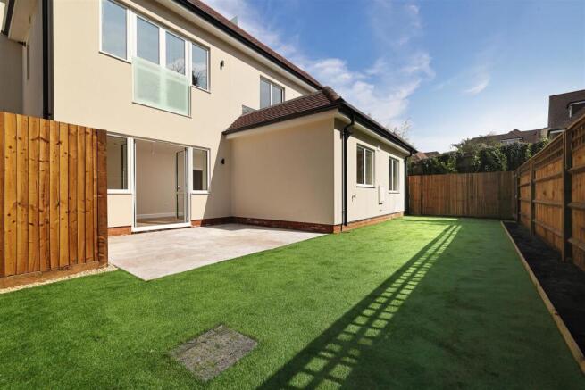 1-CobhamRd-Apt-2-Garden-7907.jpg