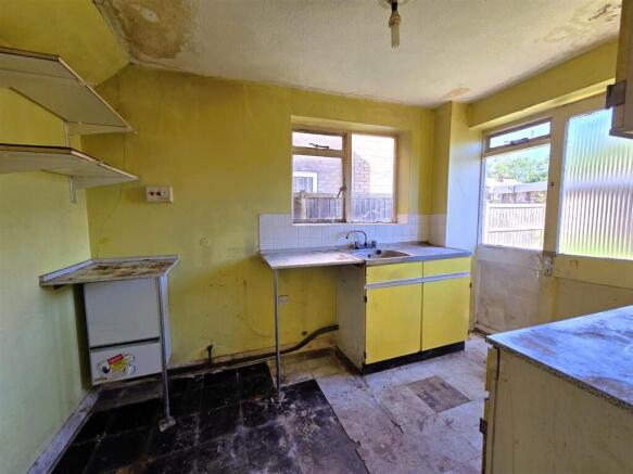 33 Maple Close - Kitchen.jpg