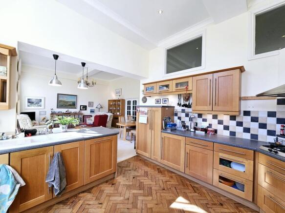 2 bed Flat for sale Image 5