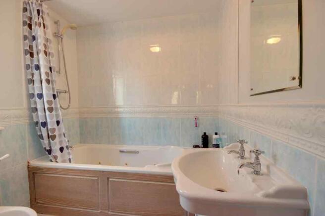 Ensuite to Bed 1