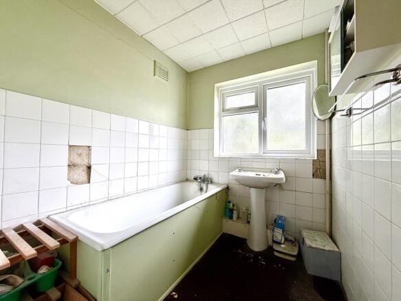 Moor Lane, Chessington, Surrey. KT9 1HX photo 4