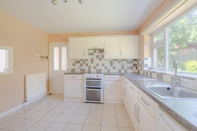 4 bed Detached for sale Image 8