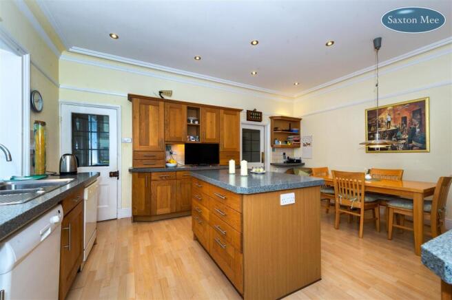 6 bed Detached for sale Image 8