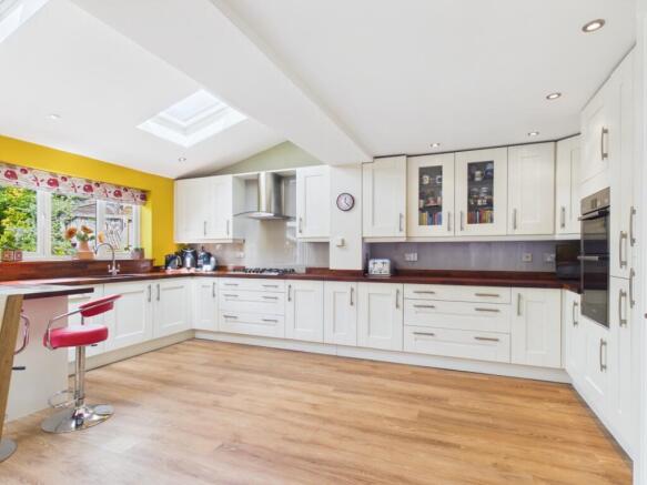 4 bed Detached for sale Image 5
