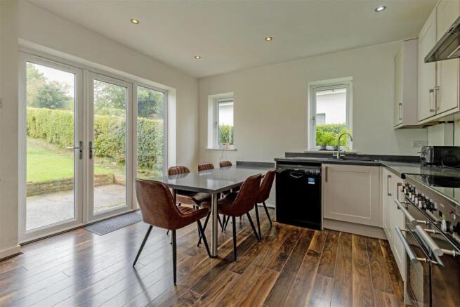 The Crescent, Holymoorside, Chesterfield photo 4