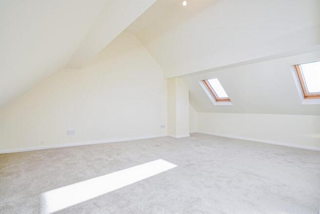 4 bed Semi-Detached for sale Image 12