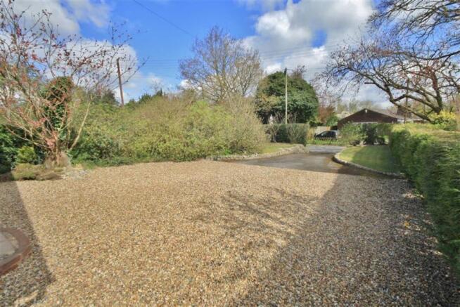 FRONT GARDEN & DRIVE