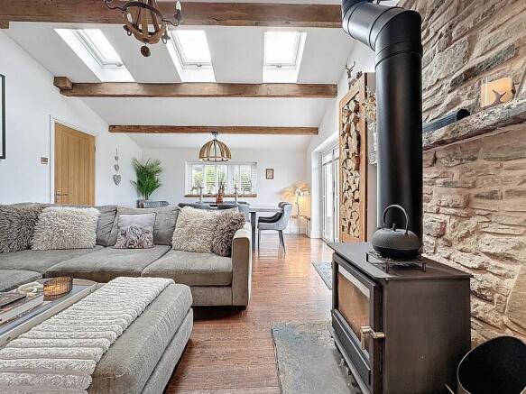 Living area to di...