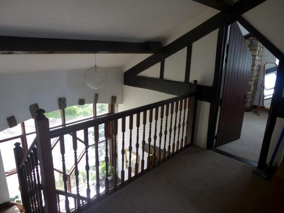 GALLERIED FIRST FLOOR LANDING