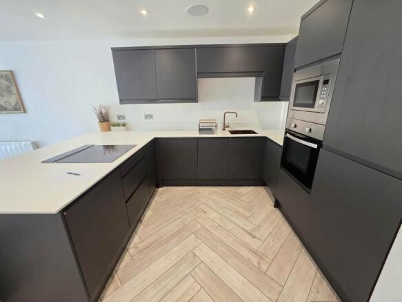 4 bed Town House to rent Image 10