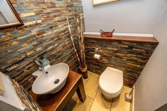 4 bed Detached for sale Image 5