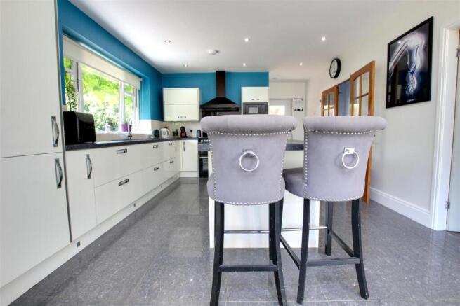 5 bed Detached for sale Image 4