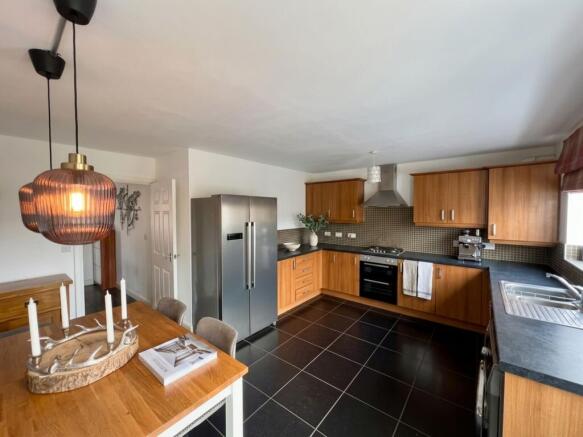 4 bed Semi-Detached for sale Image 4