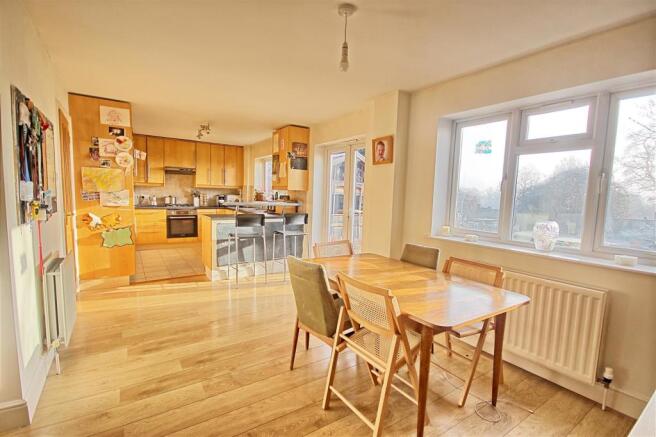 KITCHEN / DINING ROOM