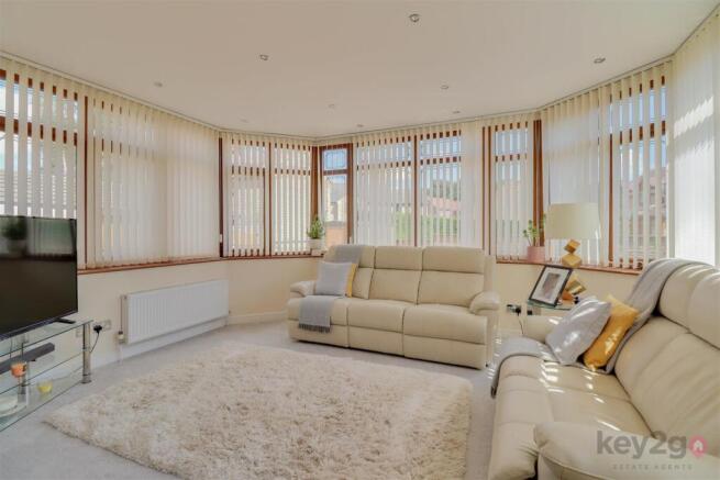 5 bed Detached for sale Image 8