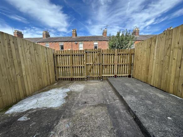 2 bed Terraced to rent Image 12