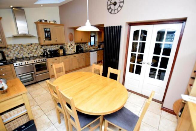 KITCHEN/DINING ROOM