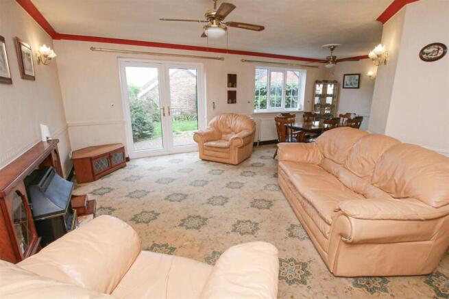 OPEN PLAN LOUNGE/DINING AREA