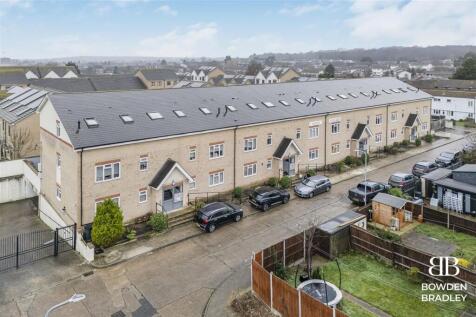 Yellowpine Way, Chigwell, IG7