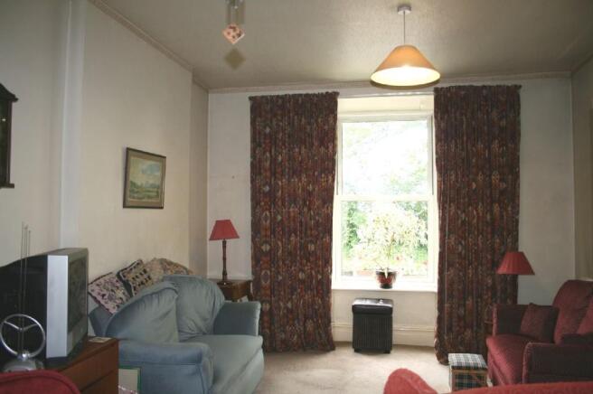 LOUNGE TO FRONT