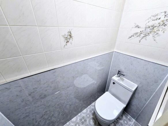 3 bed Flat for sale Image 5