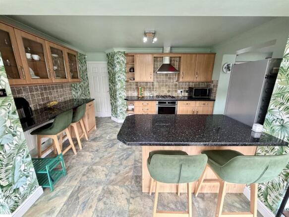 4 bed Semi-Detached for sale Image 11