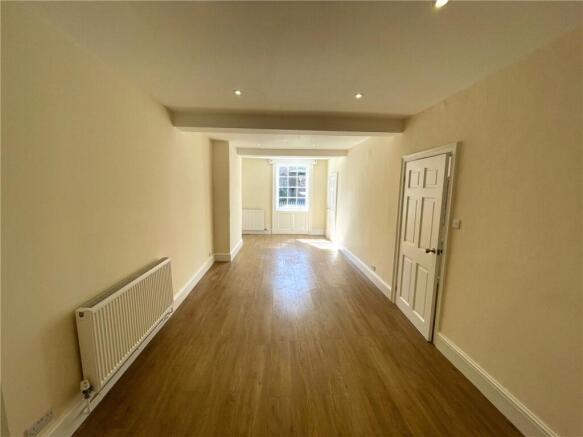 4 bed Semi-Detached to rent Image 5