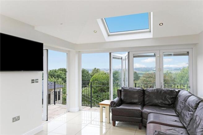 5 bed Detached for sale Image 11