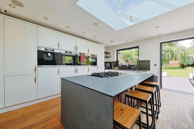 5 bed Semi-Detached for sale Image 7