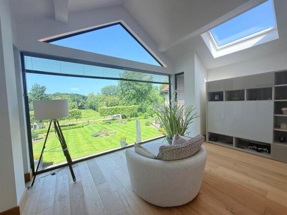 4 bed Detached for sale Image 5