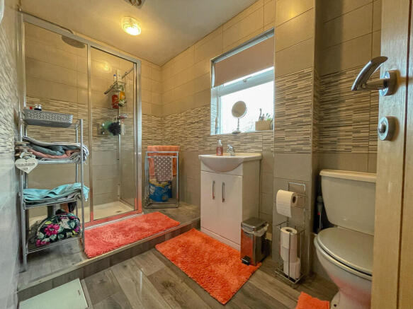 30 Dunoon Mead - Shower Room