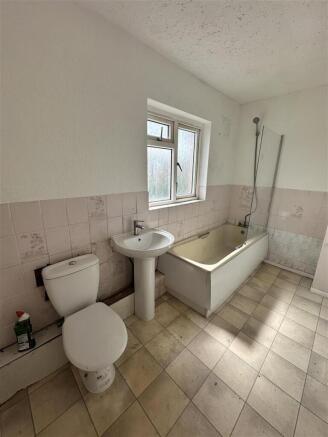 Spacious bathroom suite with tub and window...