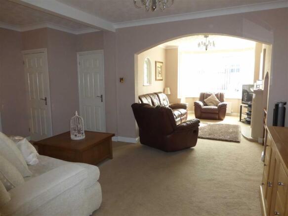 LOUNGE/DINING AREA
